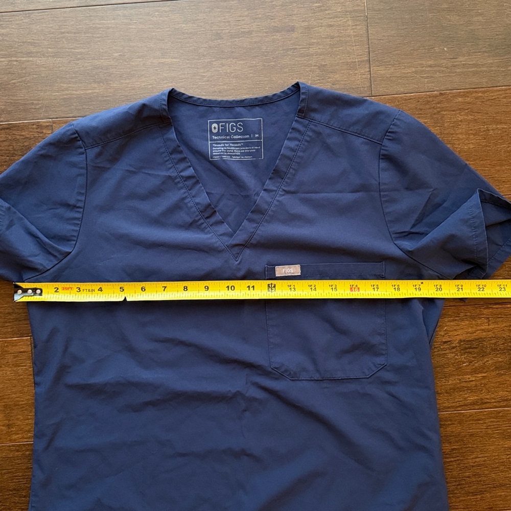 FIGS Catarina Scrub Top Navy Blue One Pocket V-Neck Technical Womens Size M - Picture 6 of 6